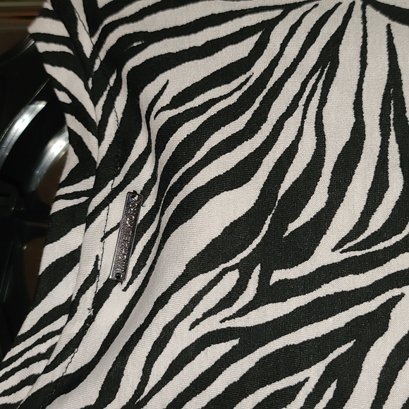 Michael Kors white and blalck cold shoulder top size sx - Picture 6 of 9